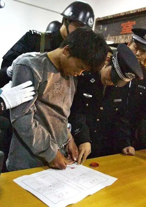 搜图马加爵在死刑书上签字而马加爵的父亲,则开始了为儿子赎罪的旅途.