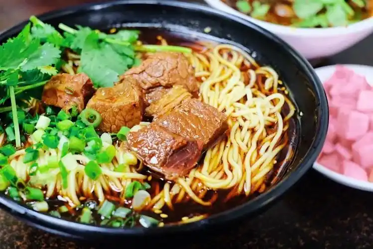 能打出牛肉面的招牌而不做兰州牛肉面,就对这家重庆面馆多了100分信任