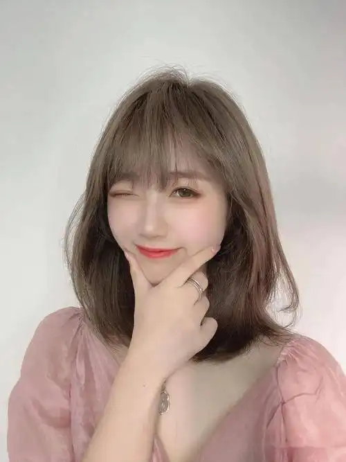 2020秋天流行烫减龄"内扣"卷_发型