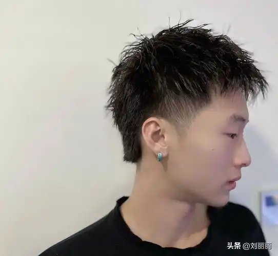 烟花烫发型则是一种通过烫发技术,使得头发呈现出烟花般蓬松,立体的