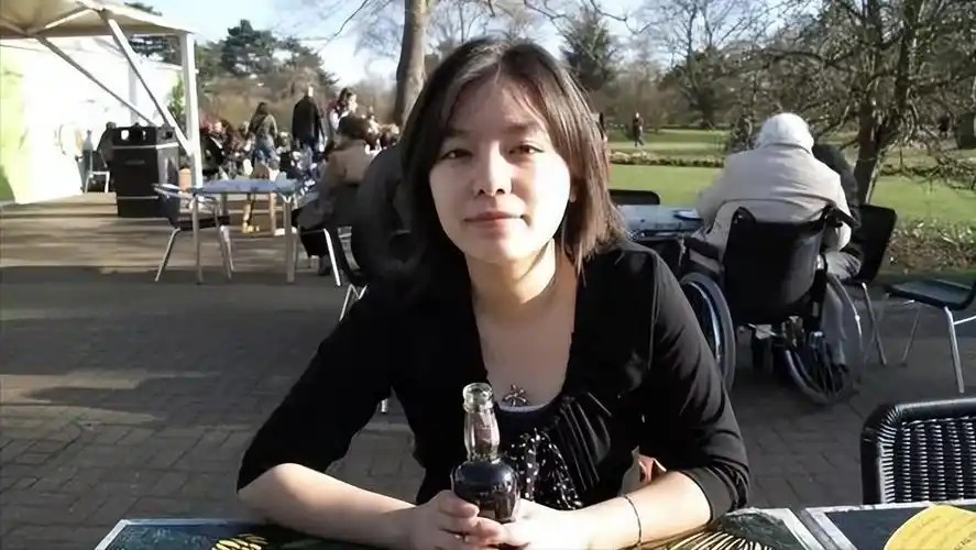 张京的个人资料年龄(21岁美女翻译官张京,17岁拒绝清华北大,中美对话