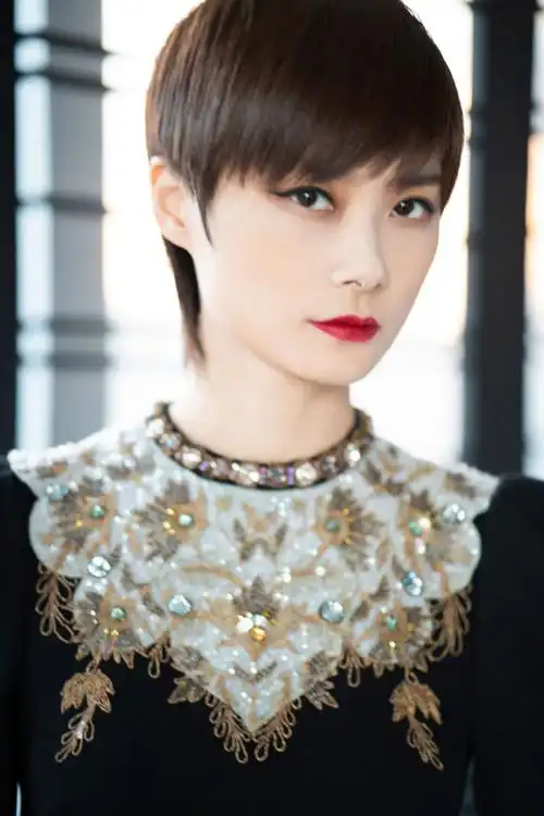 李宇春金色花卉刺绣礼服性感图片写真,李宇春图片-第5图