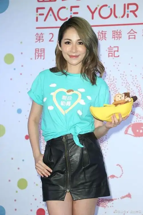 39岁萧亚轩,身材性感魅力,让人无法抗拒呀!