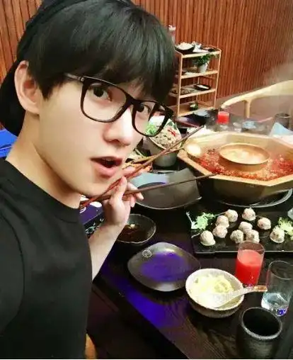 对火锅的热爱是不可置疑的,每到川渝,火锅是杨洋吃饭聚餐的第一首选