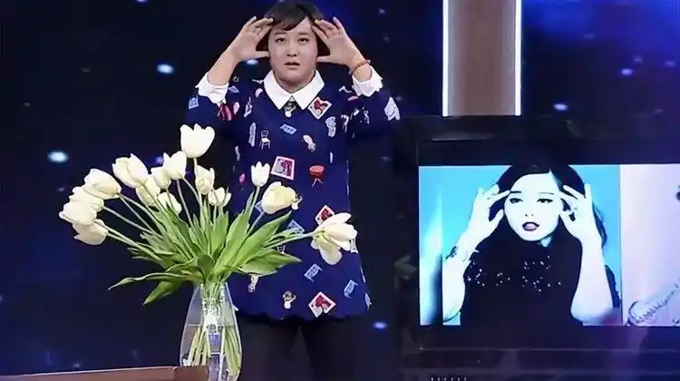爆笑!贾玲现场模仿女星,一举一动让观众连连欢呼,太好笑了