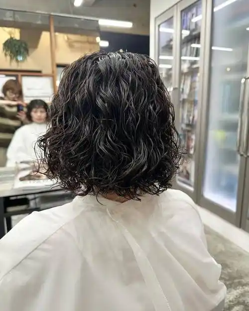 女人头发少,发型就选全头烫,蓬松时尚,尽显洋气风范|烫发|脸型_网易