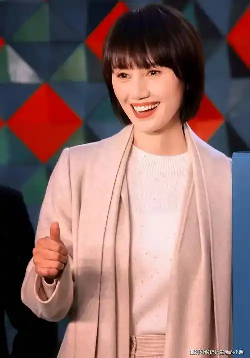 这组照片中的袁泉,身穿米白色大衣,搭配同色系裤子,展现出清新又高级