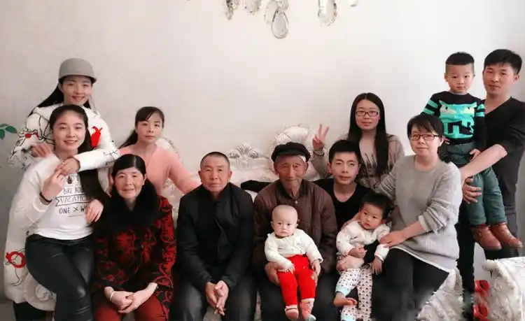 农民歌手王二妮的全家福(图)