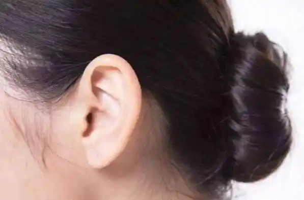 过小则会影响田宅,使钱财流失,另外,耳朵是肾气的外窍,如果耳朵薄小