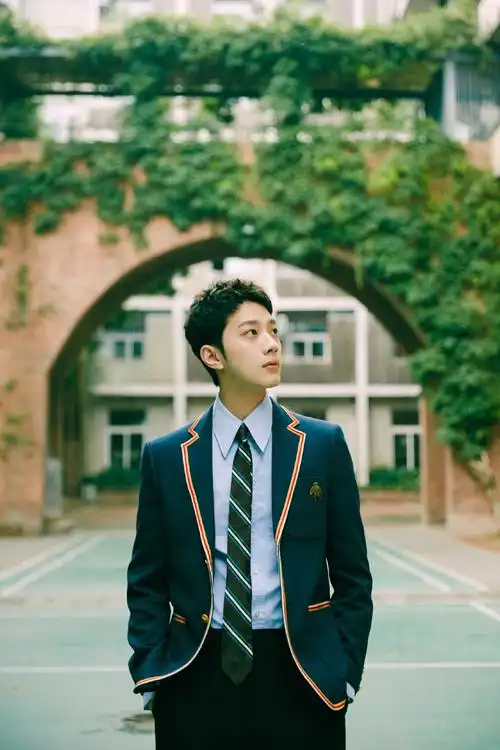 赖冠霖穿着gucci学院风西装配利落寸头的造型