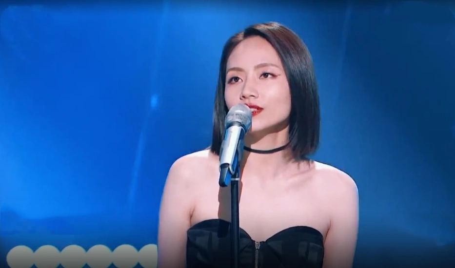 大风吹火遍全网比旋律更吸引人的是刘惜君的低胸装她真白