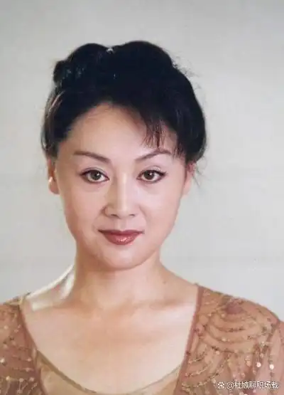 著名演员王姬:爱丈夫爱子女,照顾残疾智障儿子28年,却愧对母亲