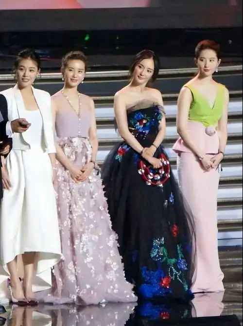 "人生赢家"刘诗诗:大婚获吴奇隆10亿彩礼,为何躲刘亦菲12年