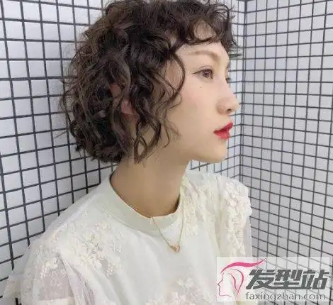 剪了个短发不妨烫一下羊毛卷发型,连刘海也烫卷,真的特别可爱俏皮