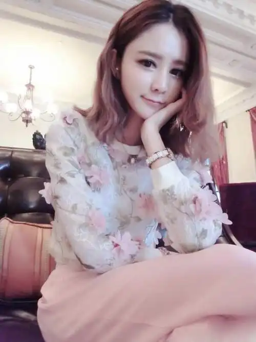 第10期:showgirl张馨月俏皮美照 原来妹子也爱撸