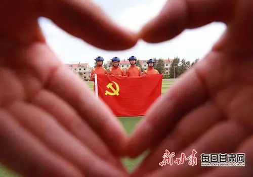 看,他们与党旗合影的样子真帅!