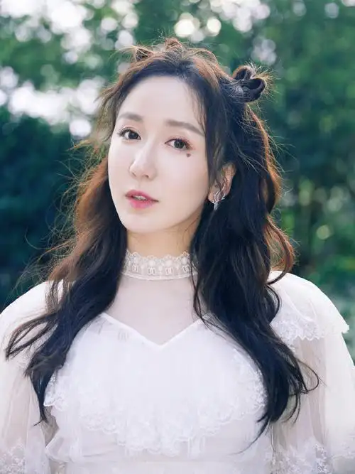 她在社交平台发布的照片特别的有氛围感,网友感叹35岁的姐姐气质更加