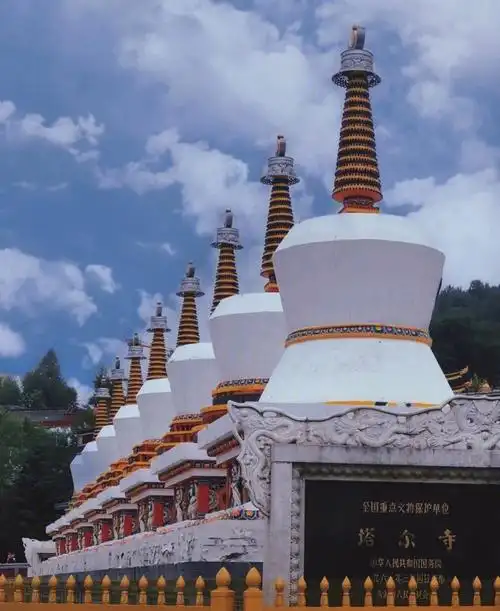 塔尔寺得名于大金瓦寺内为纪念黄教创始人宗喀巴而建的大银塔