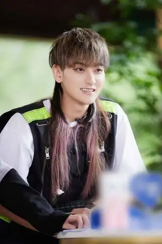 黄子韬长发马尾破次元壁 百变造型营业显多重魅力_凤凰网娱乐_凤凰网