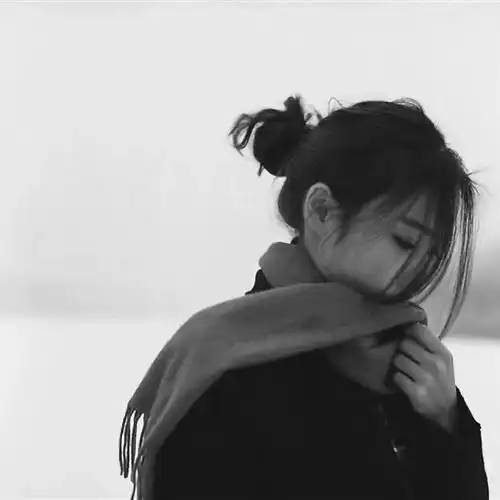 美女头像唯美黑白伤感我好想你但你心里有人