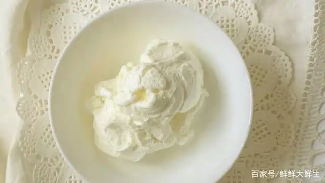 1,定义不同,乳脂奶油通常称为动物奶油,主要从天然新鲜牛奶中提取,无