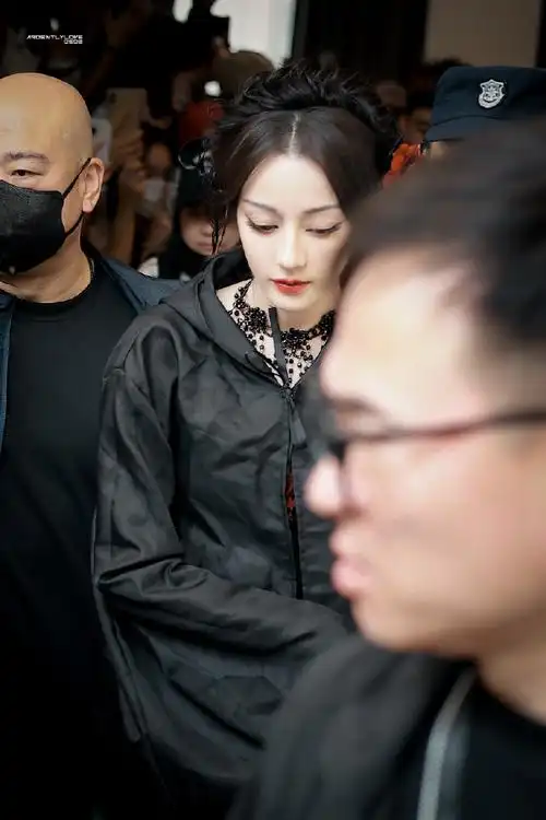 网友cos迪丽热巴#不好意思,小巴巴又美出圈让各位小红薯和抖博主仿