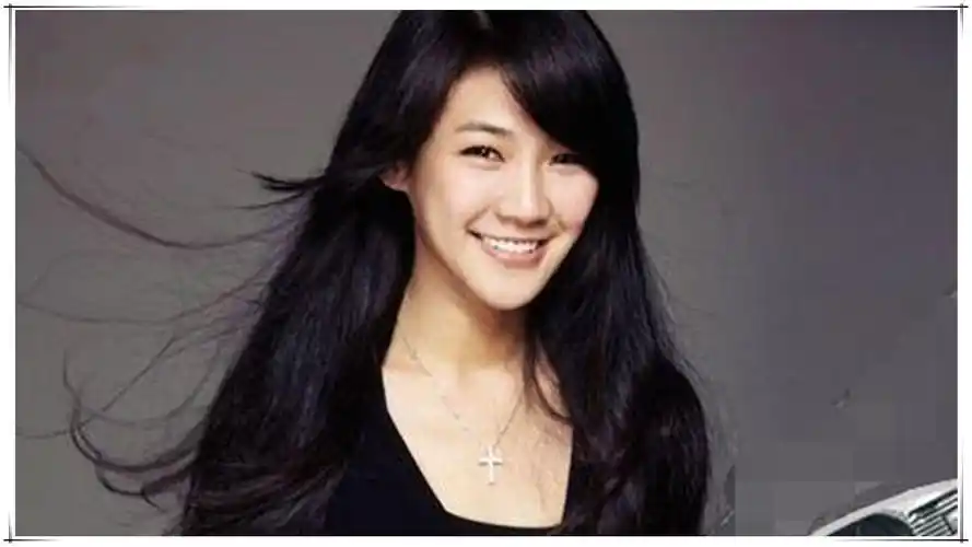 这是之前网友偷拍的一张照片,而上图中的女士就是谢易桦,看样子还是