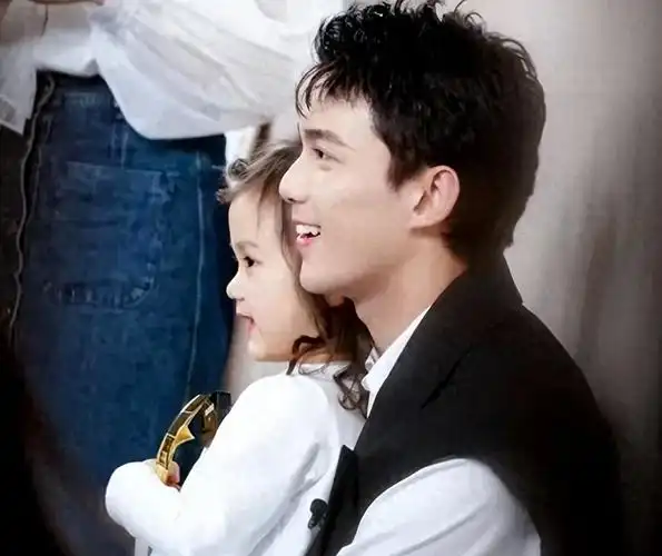 吴磊的帅气确实有些许"奇怪",这很可能源于他的薄嘴唇,以及他那较短的