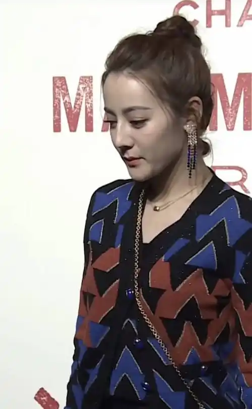 路人镜头下才是最强卸妆水,看到迪丽热巴,27岁皮肤太真实