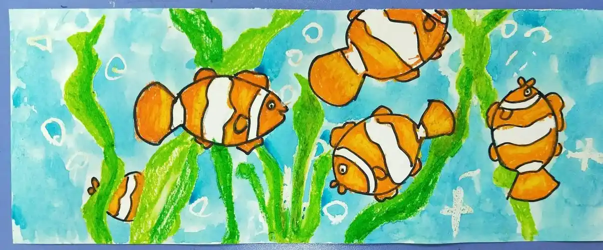 用油画棒和水粉颜料,采用油水分离的方法,表现了几条小丑鱼在海里畅游