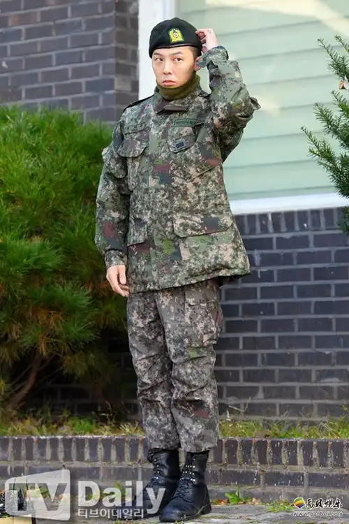 权志龙(gd)结束服役从陆军地面作战司令部退伍!现场聚集3000多名粉丝