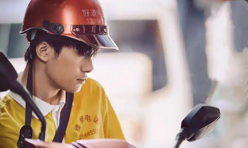 纵观易烊千玺的成长,因为寡言,长相在开始是最不讨喜的一位,但是从小