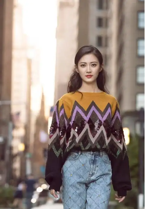 陈钰琪这次时装周真时尚拼色毛衣配牛仔裤尖头短靴时髦又高级