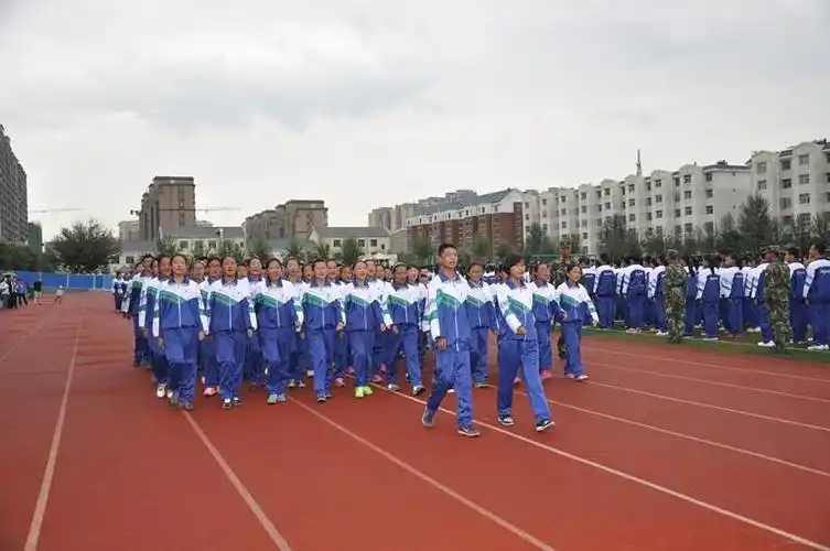 银外初一新生军训风采展 - 校园快讯 - 银川外国语实验学校1