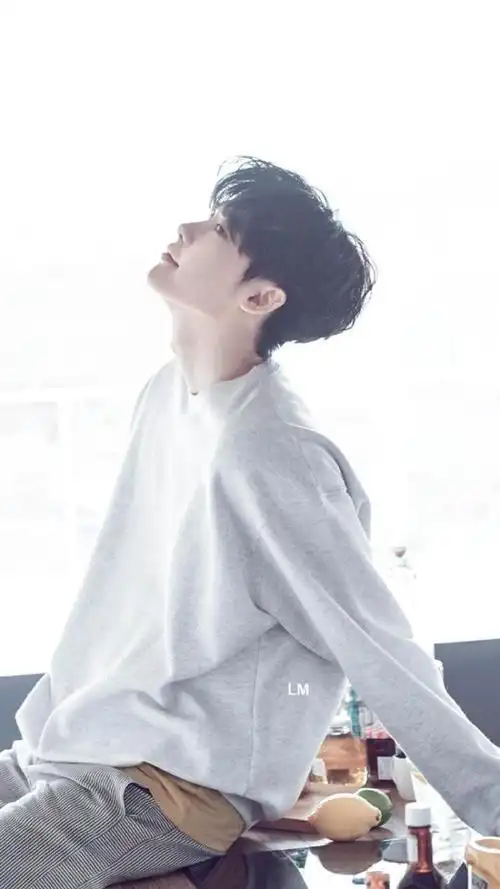 名品侧颜的必备要素之一 李钟硕的喉结了解一下