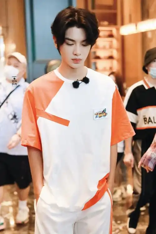 黄明昊元气满满的哥哥#黄明昊综艺录制上班饭拍～元气满满的小贾科趑