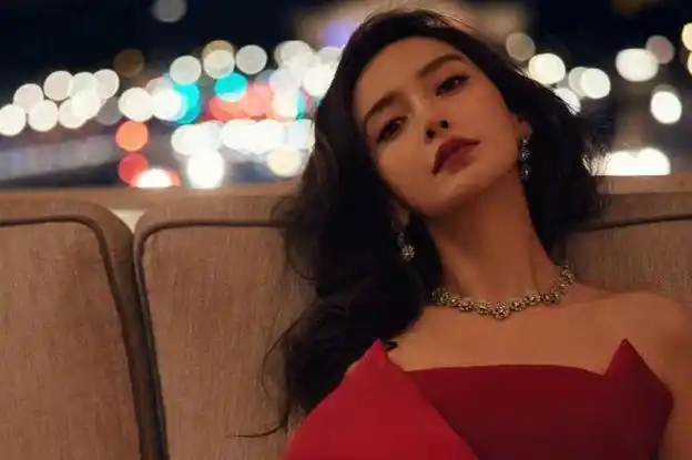 杨颖封杀后首次露面头发稀疏发际线高面目全非狼狈不堪