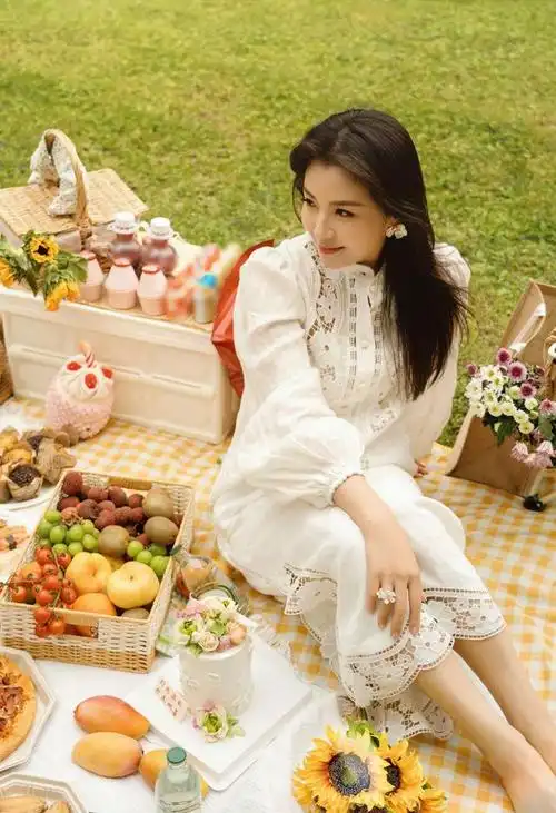 刘涛披肩长发白色套装户外野餐生活照,这么接地气的刘涛你见过吗?