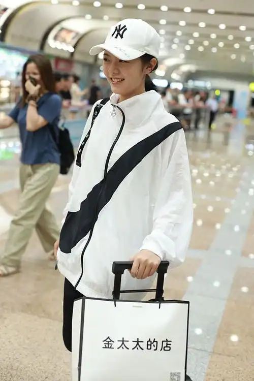 赵今麦颜值没话说无美颜滤镜素颜饭拍休闲装都有大片感