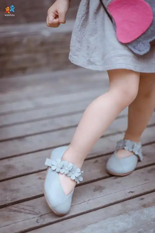 baby的鞋子实在太漂亮了,选鞋子的时候在购物车里加了又删加了又删,每