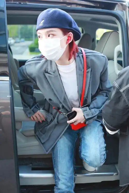 陆柯燃染红发#陆柯燃机场饭拍,染了红发,新发色好绝!