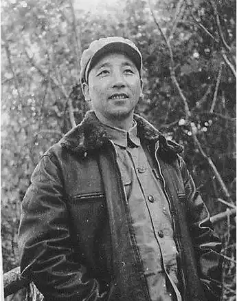 他是二野名将,战绩并不突出,早早担任大军区司令,多种原因所致