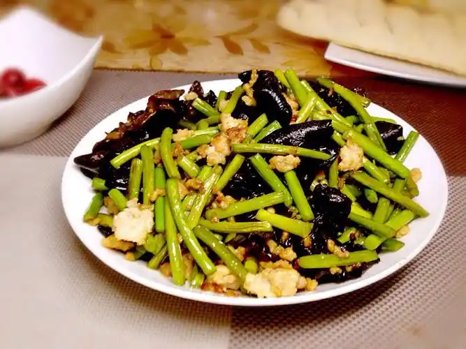 p>蒜苔炒木耳,是一道家常菜,制作原料主要有蒜苔,木耳,烧肉块儿. /p>