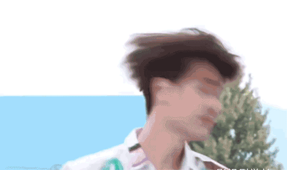 撩头发大赛,他可以得第一名,因为他无时无刻不在rua自己的浓密