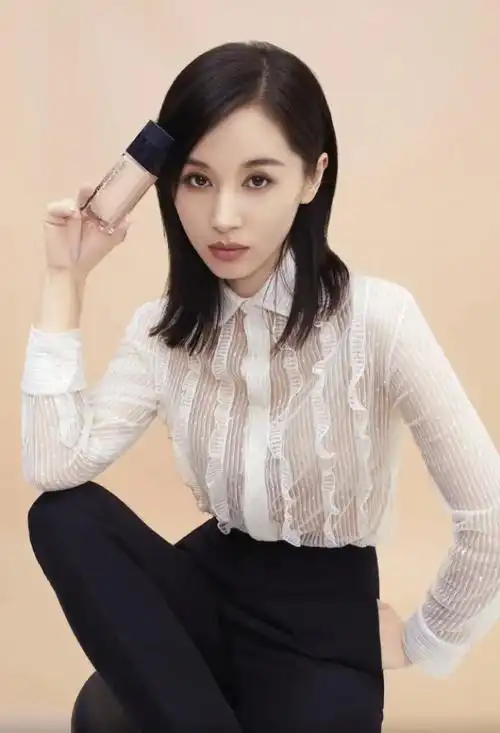 演员王子文:(原名王蒙蒙)1982年2月28日出生于四川省成 - 抖音