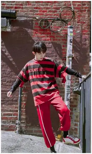 不喜欢全黑搭配,就来康康这一抹清新绿的易烊千玺吧,他身穿一件白色的