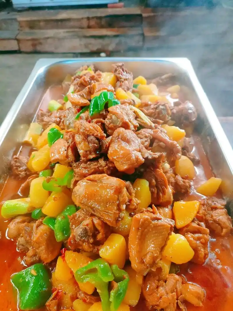 天气渐凉,为了能让工人吃到热点的饭菜,菜谱适当增加炖菜,出菜 - 抖音