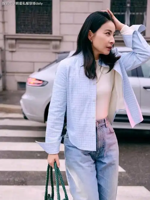 郭晶晶穿什么都太圈粉蓝色皮革衬衫搭宽松牛仔裤冠军好棒