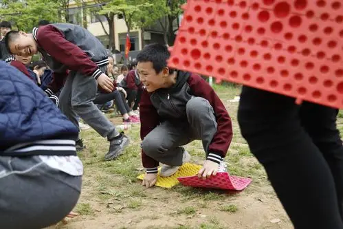 学生们"痛"并快乐着的开始指压板竞赛,在实践活动中锻炼了身体,放松了