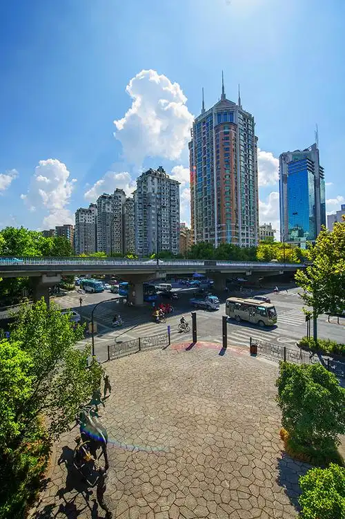 杭州市区难见的蓝天白云